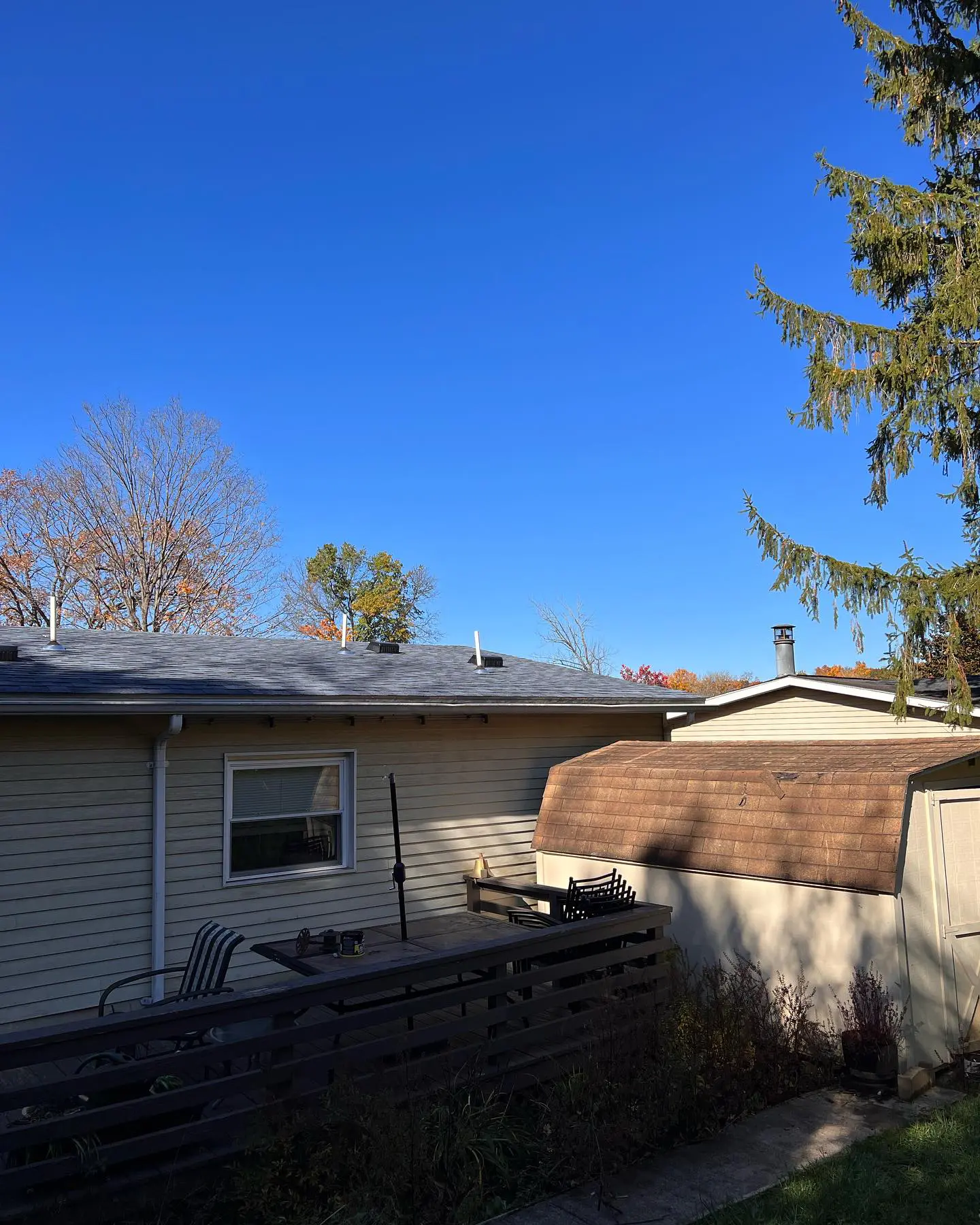 A house with a roof that has been damaged.